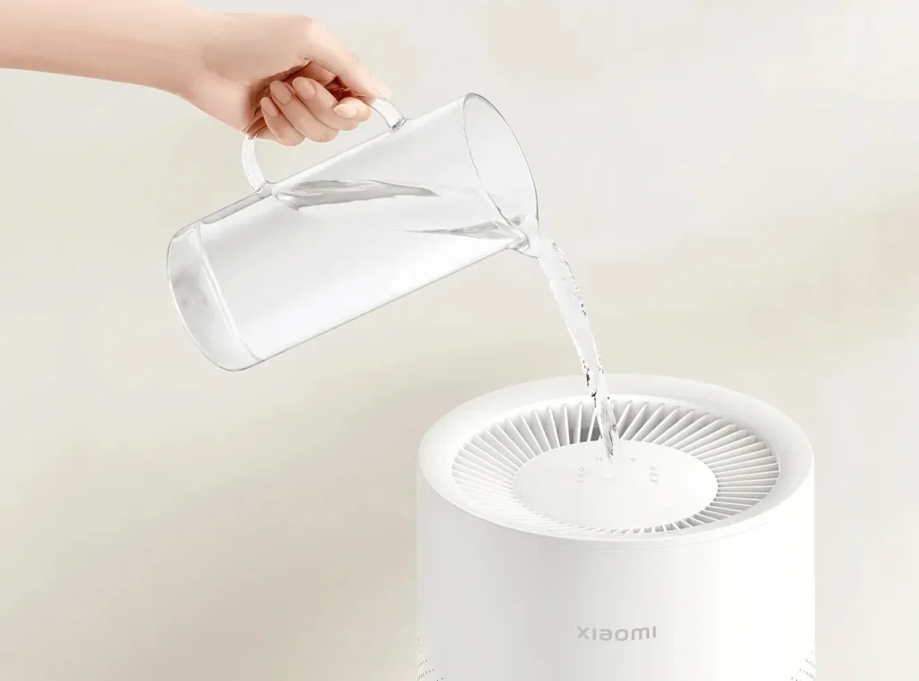 Nalewanie wody do nawilżacza Xiaomi Smart Evaporative Humidifier. Materiały producenta Xiaomi