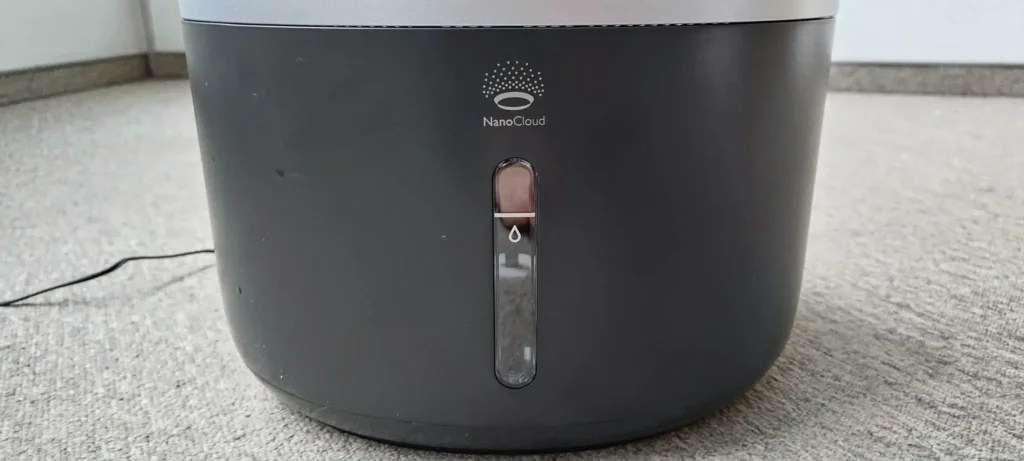 Zbiornik na wodę ze wskaźnikiem napełnienia i wyraźnym oznaczeniem NanoCloud. Źródło: materiały własne Ranking-Oczyszczaczy.pl