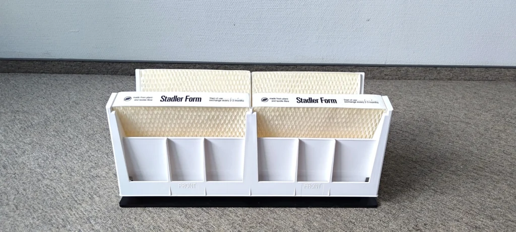 Stadler Form Noah Pro dzierży dumnie w środku aż 8 filtrów (mat) ewaporacyjnych. Materiały własne Ranking-Oczyszczaczy.pl