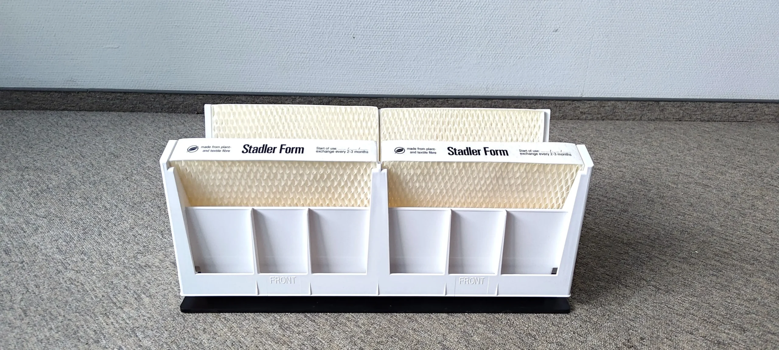 Stadler Form Noah Pro dzierży dumnie w środku aż 8 filtrów (mat) ewaporacyjnych. Materiały własne Ranking-Oczyszczaczy.pl